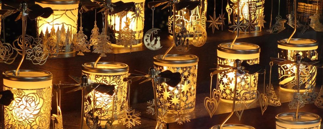Auf dem Bild sieht man Teelichter auf einem Weihnachtsmarkt.