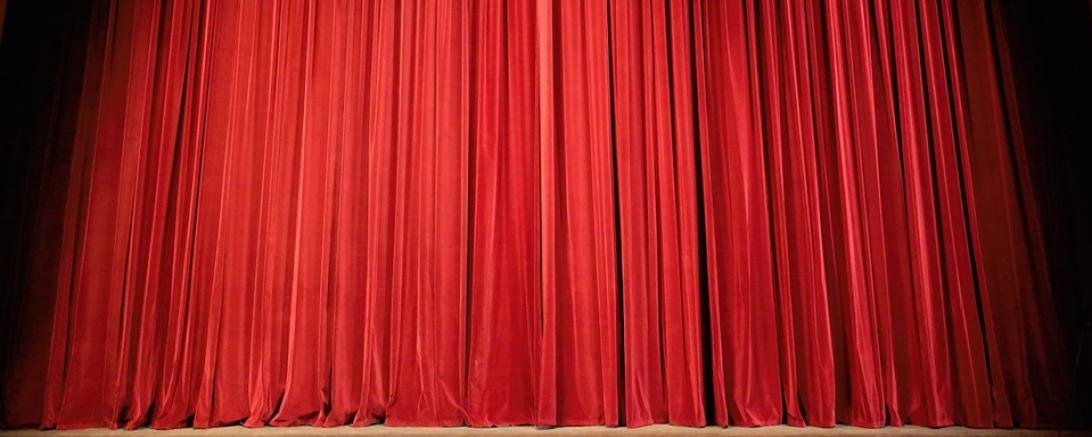Das Bild zeigt einen Vorhang beim Theater. 