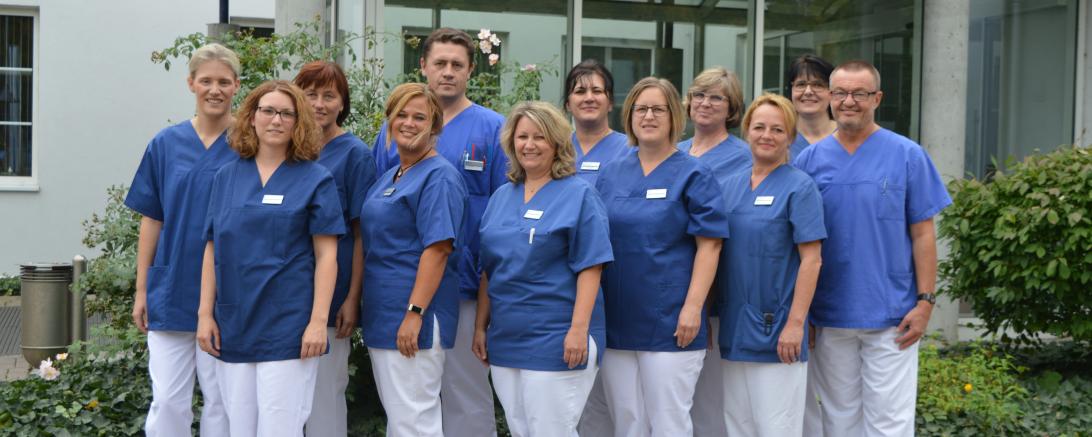 Mitarbeiter des Schlaflabors vor der Donau-Ries Klinik in Oettingen