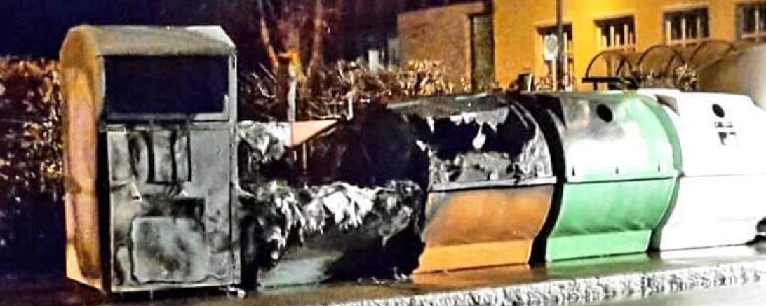 In Kleinerdlingen brannte ein Altkleidercontainer. 