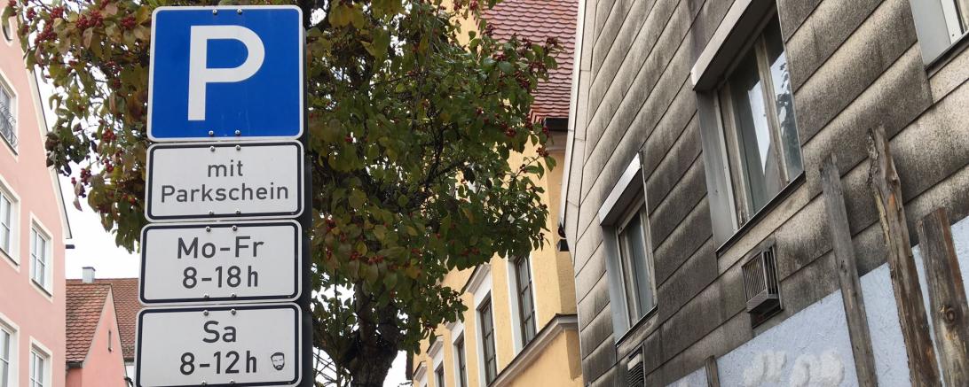 Parkscheinautomat mit dem Schild "P Digital" in Donauwörth 