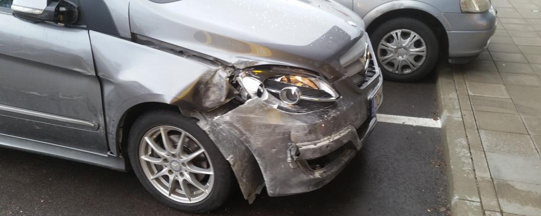 Pkw kracht in Bäckerei. 