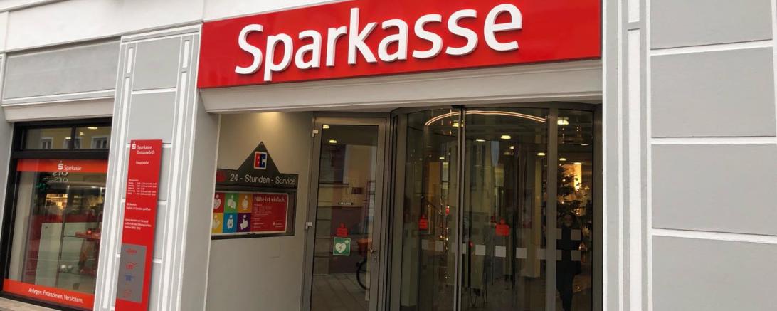 Das Bild zeigt die Sparkasse in Donauwörth. 