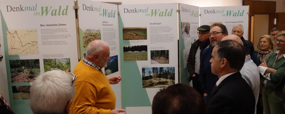 Eröffnung der Ausstellung Denkmal im Wald