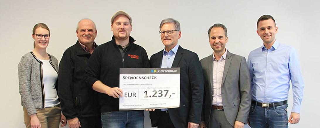 Das Bild zeigt die Spendenübergabe der Kutzschbach-Teams. 