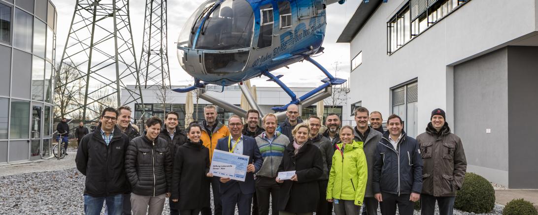 Das Bild zeigt die Spendenübergabe bei AIRBUS Helicopter. 