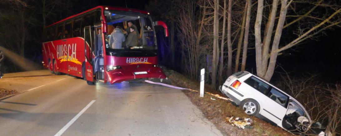 Zu einem schweren Verkehrunfall mit einem Reisebus kam es gestern bei Auchsesheim.