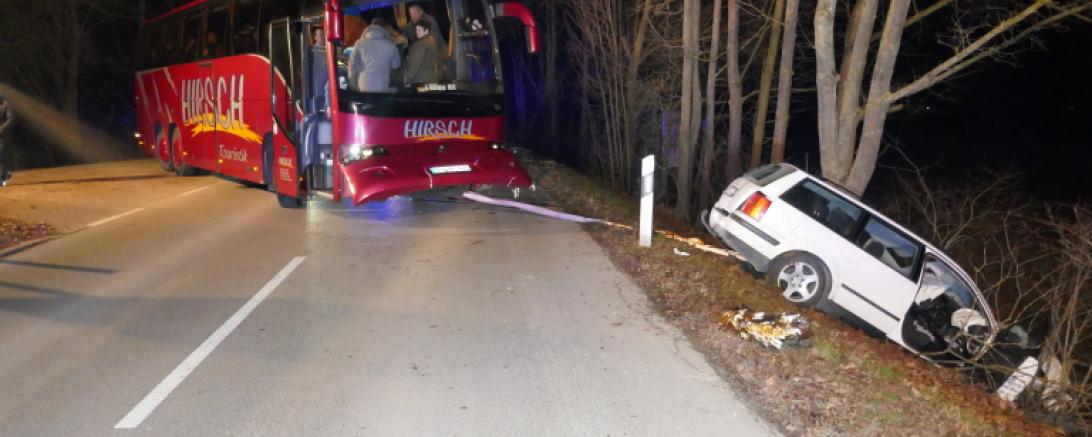 Schwerer Verkehrsunfall mit Reisebus bei Auchsesheim.