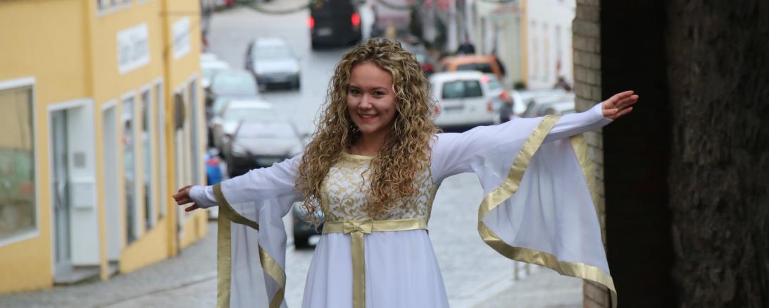 Das Bild zeigt Nina Müller als das Wemdinger Christkind. 