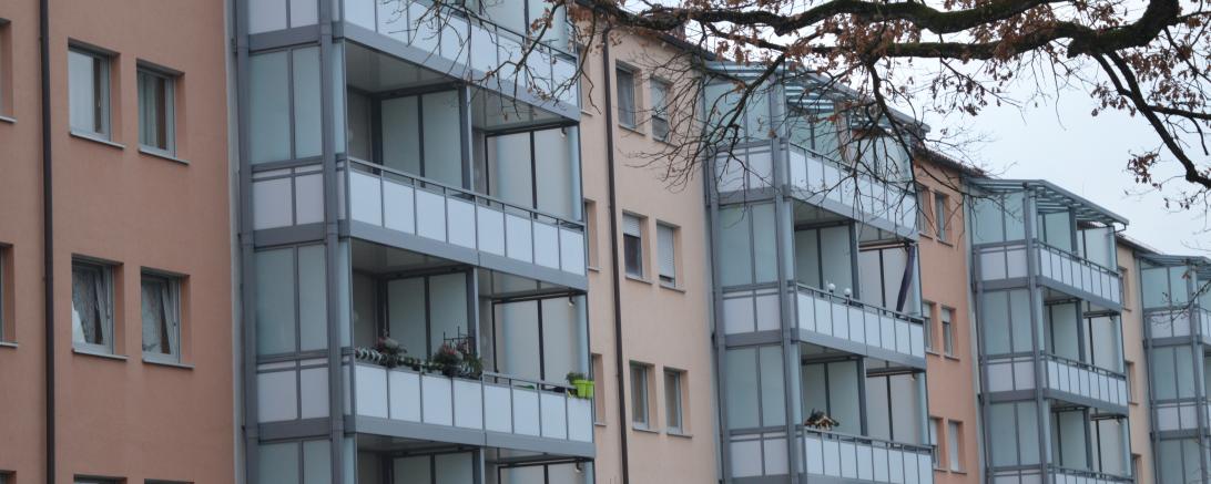 Auf dem Bild ist ein mehrstöckiger Wohnblock abgebildet. 
