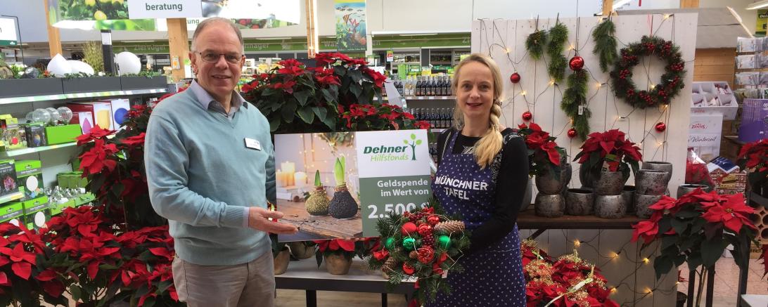 Spendenübergabe an die Münchner Tafel. Das Bild zeigt (v.l.n.r): Dehner-Marktleiter Clemens Heuberger und Wenka Russ von der Münchner Tafel. 