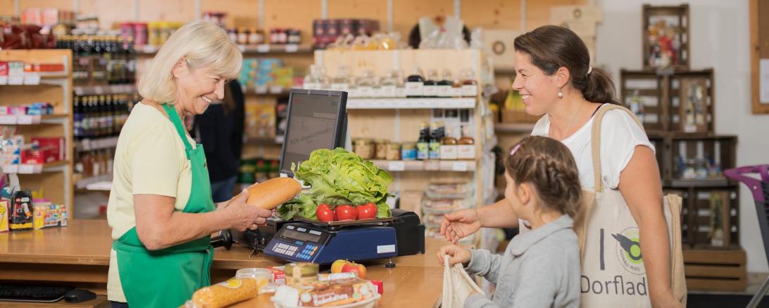 Man sieht einen Dorfladen in Huisheim, der regionale Produkte anbietet.