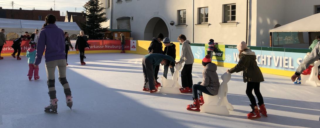 Stadt Rain Startet Mit Der Eisbahn Am Schloss In Das Jahr 2020 Rain Donau Ries Aktuell