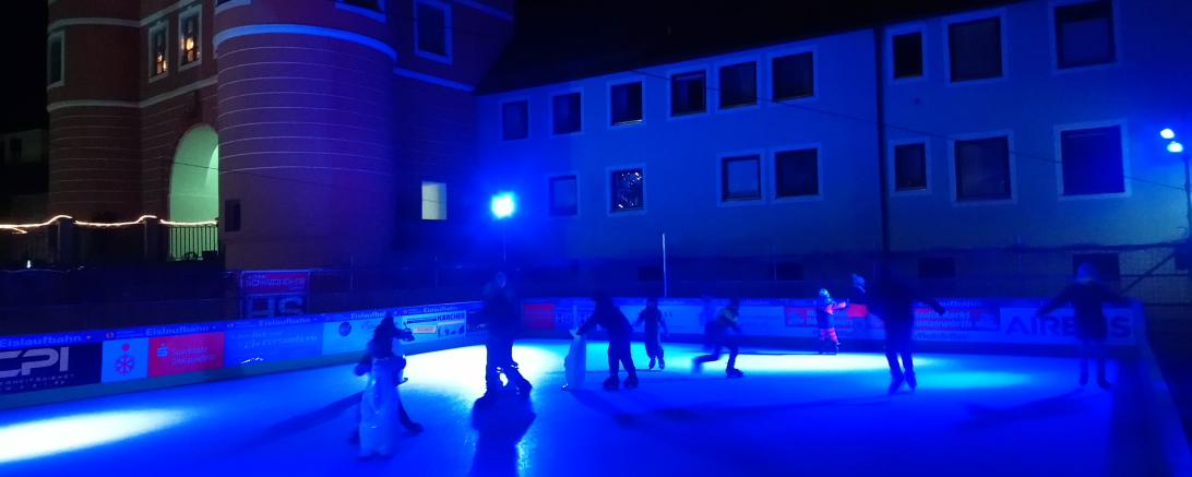 Hier sieh man die Kunsteislaufbahn über der kleinen Wörnitz in Donauwörth.