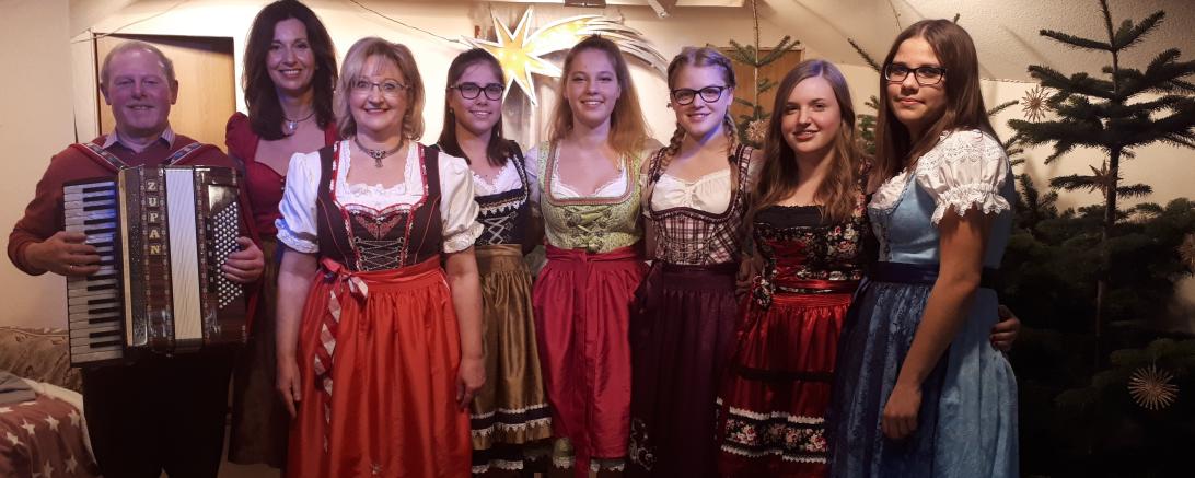 Das Bild zeigt die Weihnachtsfeier der Jugendgruppe.