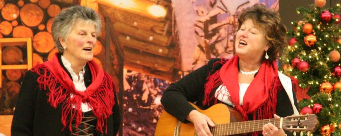 Das Bild zeigt zwei singende Frauen. 