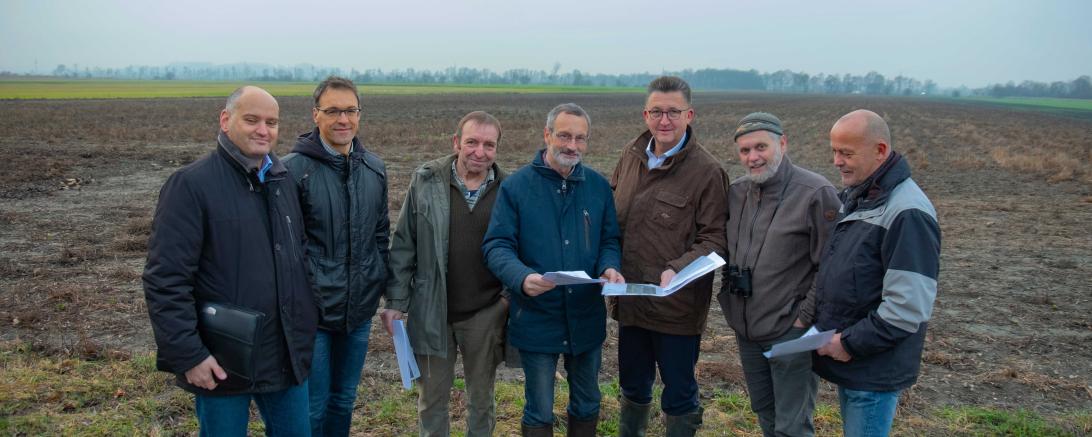 Das Bild zeigt die Leute bei dem Ortstermin an der Ausgleichsfläche. 