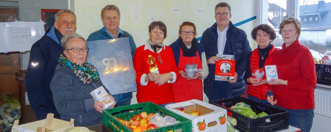 Das Bild zeigt Johann Sailer beim Besuch der Tafel Asbach-Bäumenheim. 