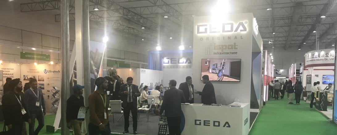Das Bild zeigt den Messestand von GEDA in Indien. 