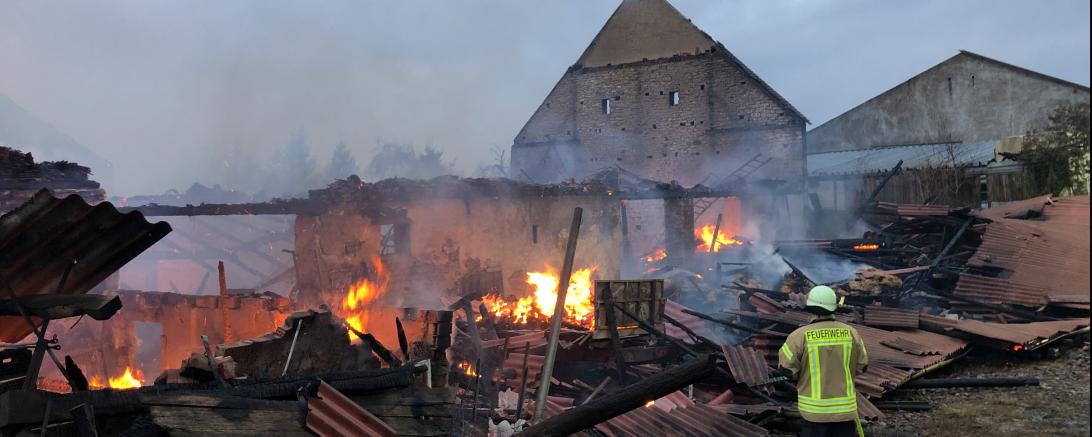 Die Feuerwehr kämpft noch immer gegen die Flammen in dem völlig zerstörten Hof. 
