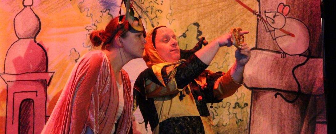 Das Bild zeigt Kerstin Egerer und Sepp Egerer in der Theateraufführung "Narretanien". 