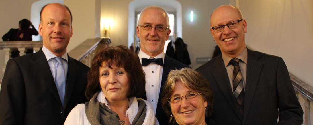 Das Bild zeigt die zwei Jubilare mit den Gratulanten. 