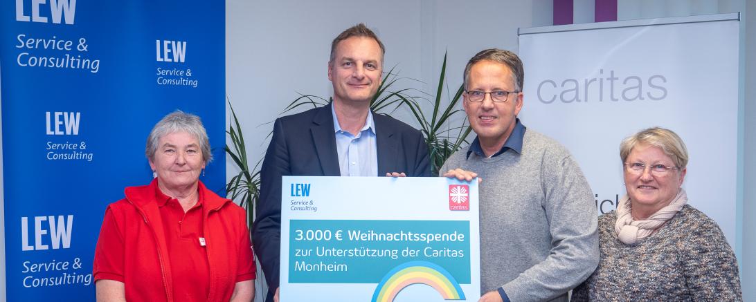 Das Bild zeigt die Übergabe des Spendenchecks bei der Carita-Sozialstation. 