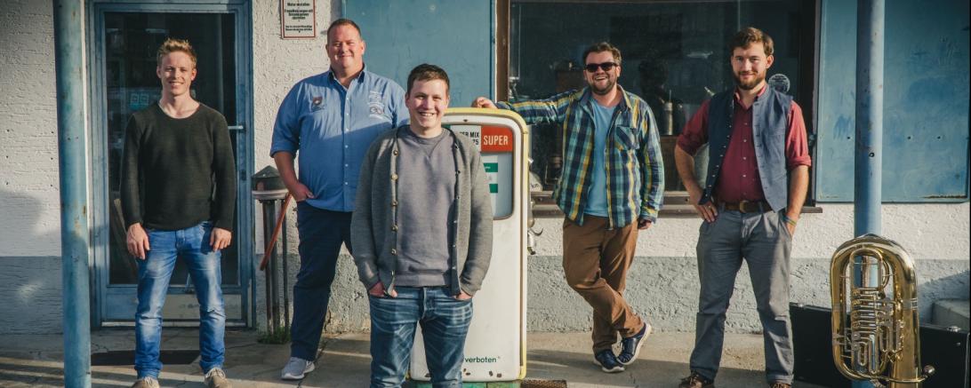 Auf diesem Bild sieht man die Musikgruppe "Lenze & de Buam".