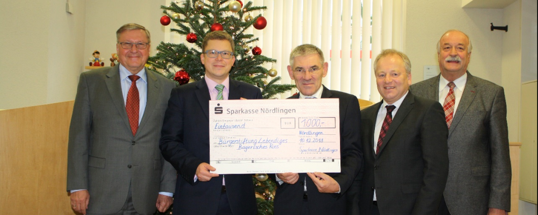 Das Bild zeigt die Spende der Sparkasse Nördlingen. 