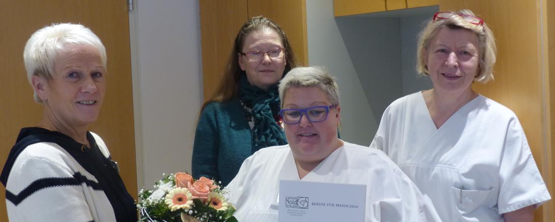 Das Bild zeigt Heimleitung Elisabeth Oestringer, Pflegedienstleitung Gabriele Huber, Sonja Wurm-Blesak und Stv. Pflegedienstleitung Hedwig Krauß.