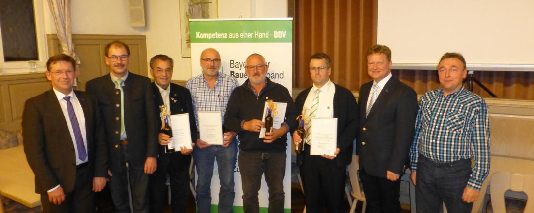 Das Bild zeigt die Menschen, die geehrt wurden. 