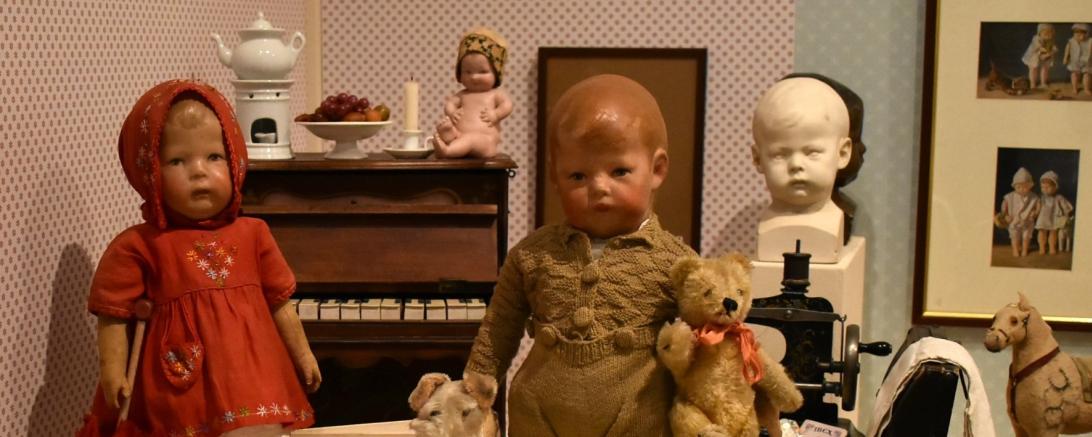 Hier sieht man die Sammlung Tiny Riemersma im Käthe-Kruse-Puppen-Museum.