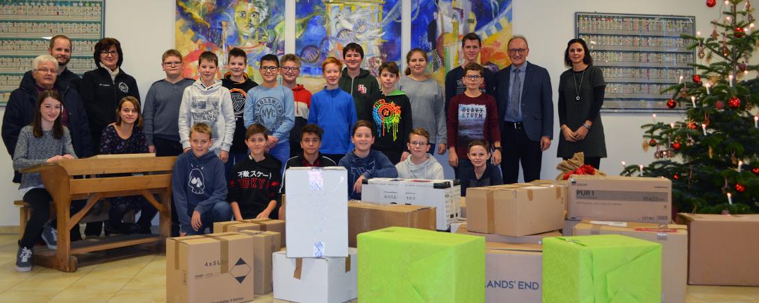 Das Bild zeigt die Schüler der staatlichen Realschule Rain bei der Paketübergabe. 