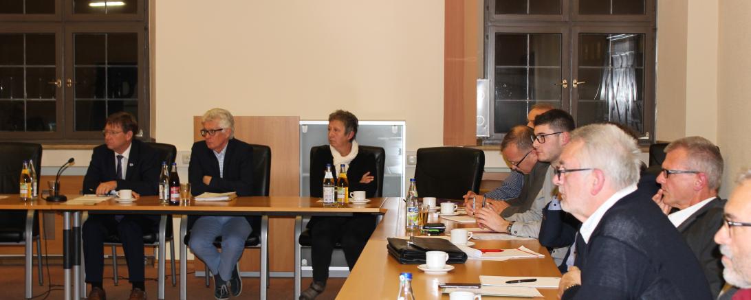 Das Bild zeigt Landrat Stefan Rößle bei der Begrüßung der Teilnehmer des Dorfladennetzwerkes.