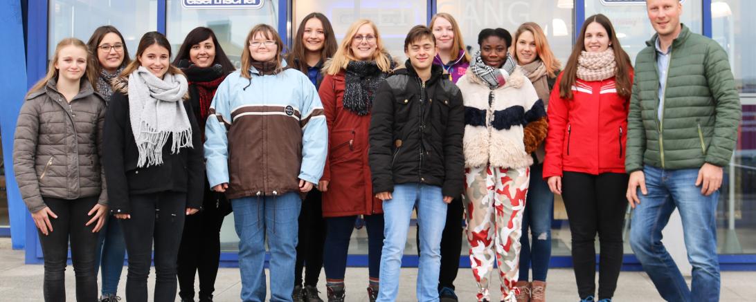 Das Bild zeigt den Job-Tausch-Tag zwischen der Firma Eisen-Fischer und der Lebenshilfe Donau-Ries.