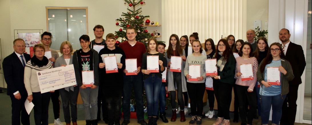 Auf dem Bild sind alle Siegerteams des Planspiel Börse mit Lehrern sowie der Vorstandsvorsitzende der Sparkasse Nördlingen Wolfgang Winter und Planspiel-Börse-Betreuer und Vermögensberater der SPK Nördlingen Fabian Hering zu sehen.