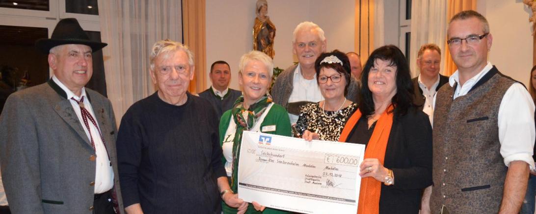 Das Bild zeigt von links nach rechts Josef Berkmüller (Kolpingsfamilie Monheim), Max Löfflad (Vorsitzender Heimbewohnervertretungsgremium). Elisabeth Oestringer (Heimleitung), Richard Betker, Karin Havlicek, Hedi Blank (alle Kolpingsfamilie Monheim) und Volker Spenninger (2. Vorstand Stadtkapelle Monheim).