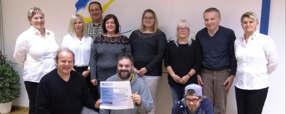 Das Bild zeigt die Spendenübergabe in Huisheim. 