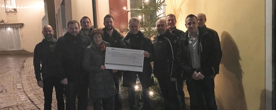 Das Bild zeigt die Vorstandschaft des CSU Ortsverbandes Harburg bei der Spendenübergabe an Martin Obermann. 