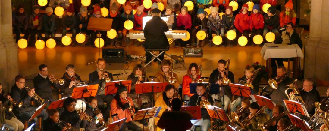 Das Bild zeigt  die Chöre vom Adventssingen. 