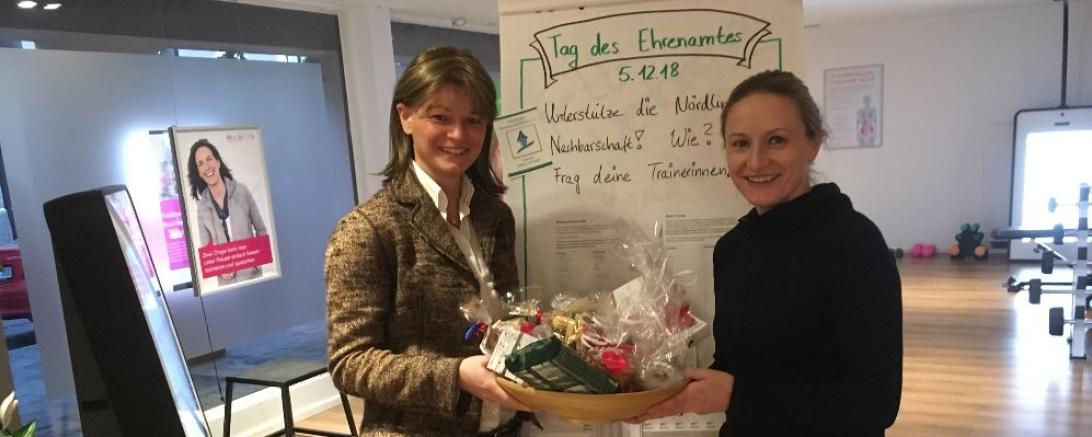 Auf diesem Bild sieht man links Susanne Schaffer (Nördlinger Nachbarschaftshilfe e.V.) und rechts Claudia Steppich (Mrs Sporty) beim Tag des Ehrenamtes.