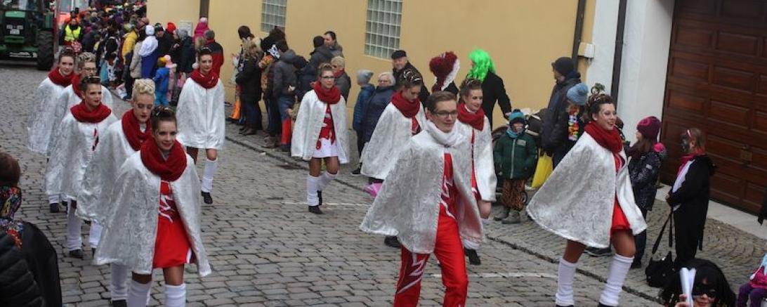 Das Bild zeigt eine Garde auf einem Faschingsumzug. 
