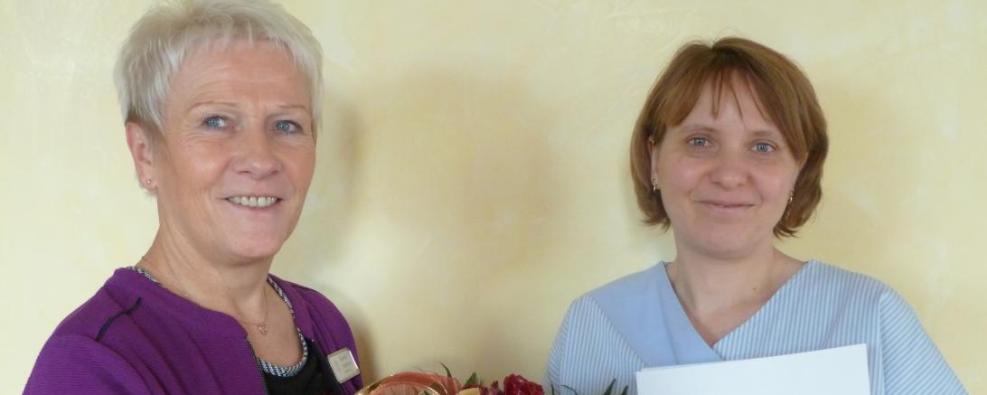Auf diesem Bild sieht man die Heimatleitung Elisabeth Oestringer, die Frau Brigitta Streitweiser zur erfolgreich abgeschlossenen Weiterbildung zur Pflegedienstleistung, gratulierte.