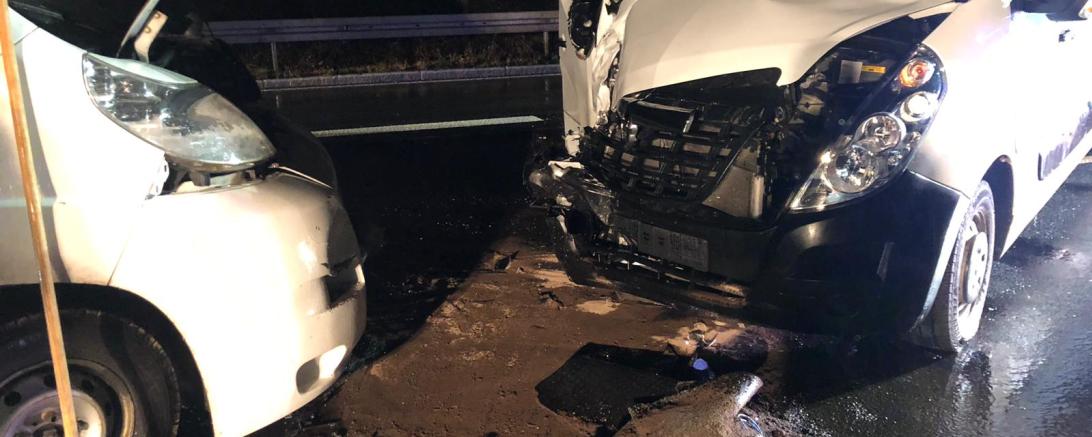 Das Bild zeigt beschädigte Lieferwagen nach einem Unfall. 