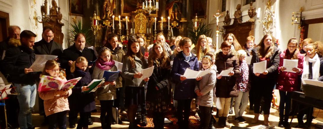 Das Bild zeigt den Jugendchor Cantiamo.