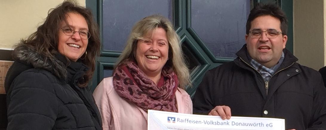 Das Bild zeigt die Spendenübergabe des Jugendchors Cantiamo. 