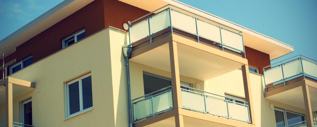 Wohnhaus mit Balkonen