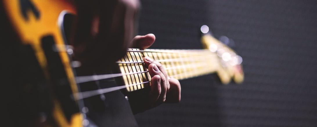 Das Bild zeigt eine E-GItarre. 