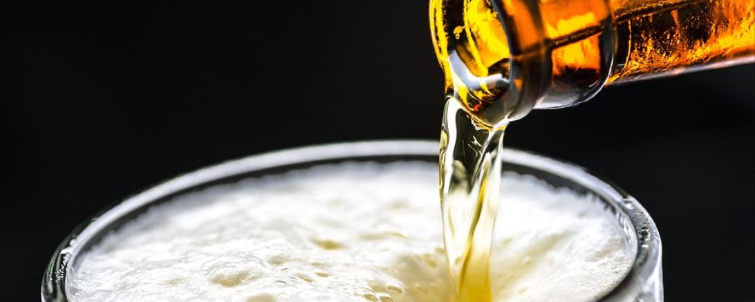 Das Bild zeigt ein Bier, das gerade eingeschenkt wird. 