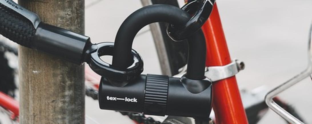 Das Bild zeigt ein Schloss eines Fahrrades. 